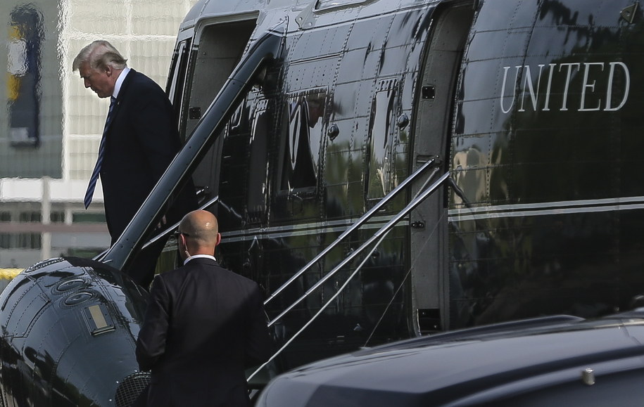 Donald Trump po przybyciu do Walter Reed National Military Medical Center, gdzie po zabiegu chirurgicznym przebywa jego żona Melania /Oliver Contreras/POOL /PAP/EPA