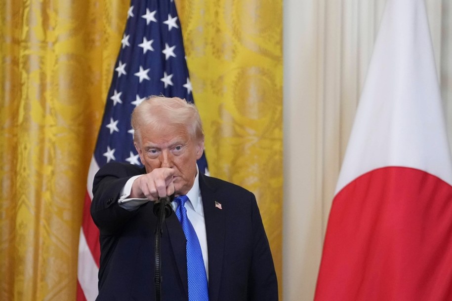 Donald Trump podczas konferencji prasowej z premierem Japonii Shigeru Ishibą /Chris Kleponis - CNP / POOL /PAP/Newscom