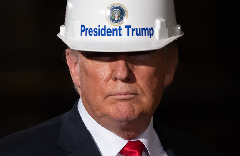 Donald Trump podczas spotkania z pracownikami przemysłu stalowego w Illinois, lipiec 2018 /SAUL LOEB /AFP