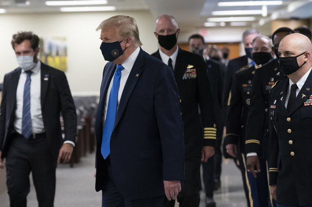Donald Trump podczas wizyty w centrum medycznym /EPA/Chris Kleponis / POOL /PAP/EPA