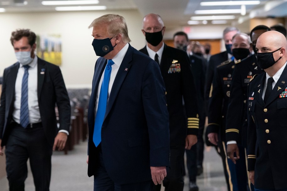 Donald Trump podczas wizyty w centrum medycznym /EPA/Chris Kleponis / POOL /PAP/EPA