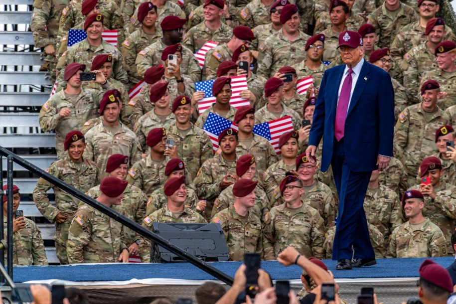 Donald Trump podczas wizyty w Fort Bragg w ubiegłym roku /STAN GILLILAND /PAP/EPA