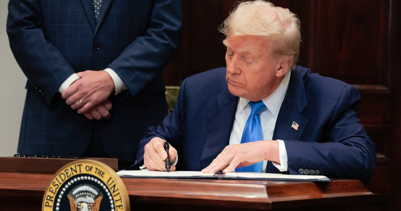 Donald Trump podpisał 31 lipca rozporządzenia ustanawiające nowe stawki ceł dla importowanych towarów z ponad 70 państw świata /ANNA MONEYMAKER /AFP