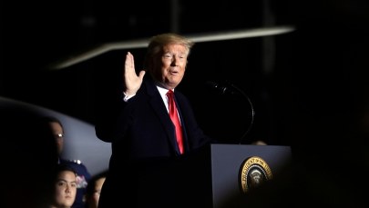 Donald Trump podpisał ustawę budżetową. W samolocie, w ostatniej chwili