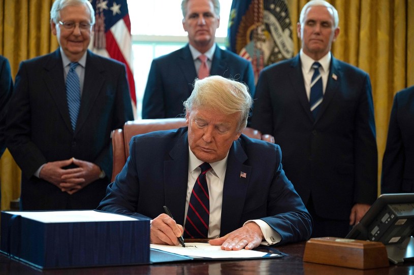 Donald Trump podpisuje 27 marca 2020 r. tzw. CARES act /AFP