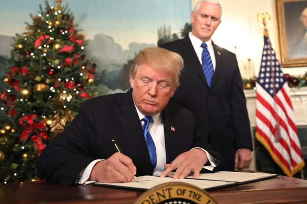 Donald Trump podpisuje decyzję o uznaniu Jerozolimy za stolicę Izraela /JIM LO SCALZO /PAP/EPA
