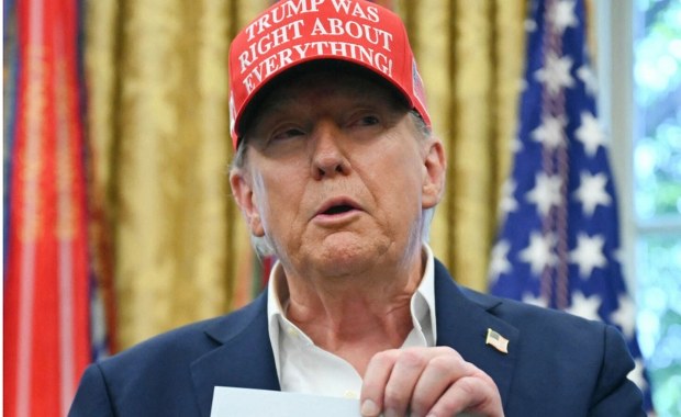 Donald Trump pokazał prezent od Putina