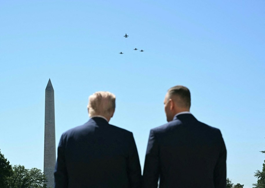 Donald Trump potwierdził, że przelot myśliwców na początku spotkania z prezydentem Karolem Nawrockim miał na celu uhonorowanie zmarłego w wypadku w Radomiu pilota F-16 mjr Macieja Krakowiana /SAUL LOEB/AFP/East News /East News
