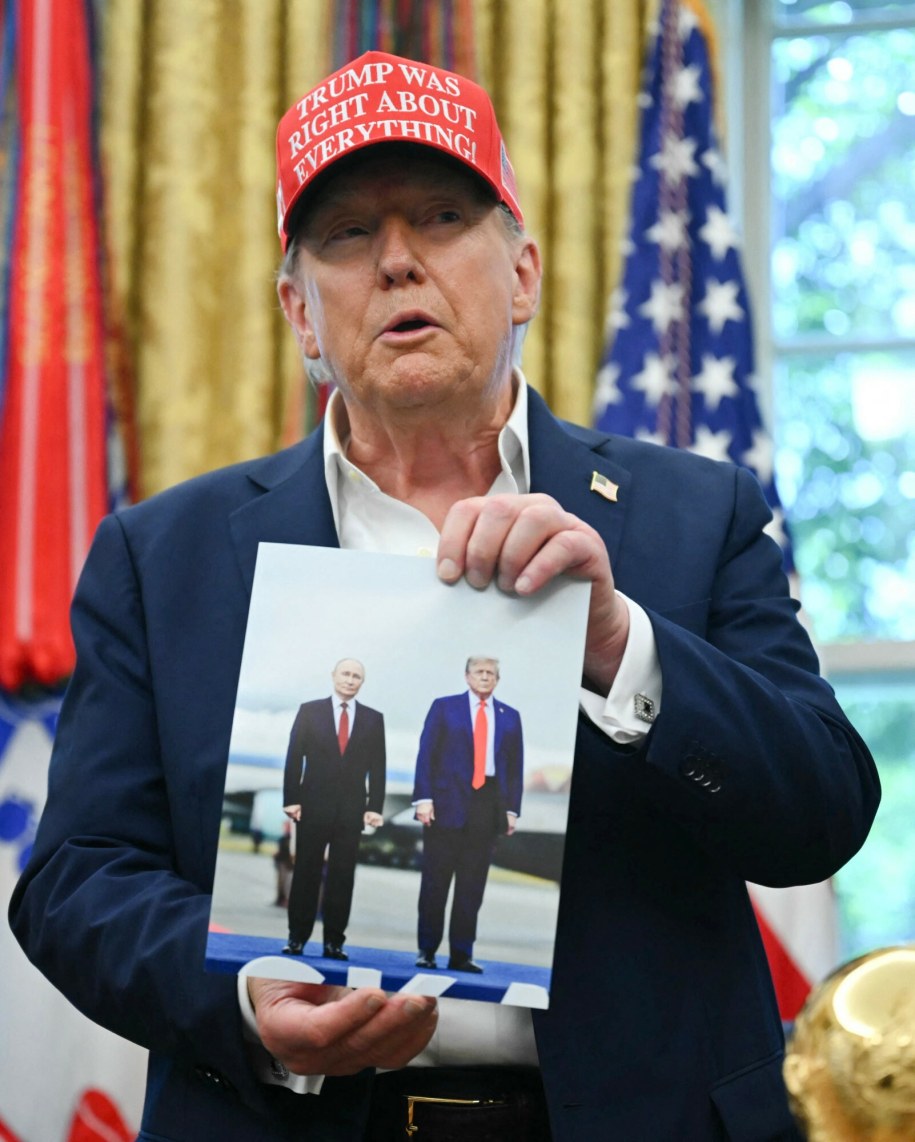 Donald Trump pozuje z prezentem od Putina /ANDREW CABALLERO-REYNOLDS/AFP/East News /East News