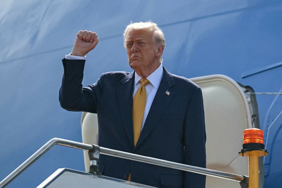 Donald Trump przed wejściem na pokład Air Force One, 27 października 2025 /ANDREW CABALLERO-REYNOLDS/AFP/East News /East News