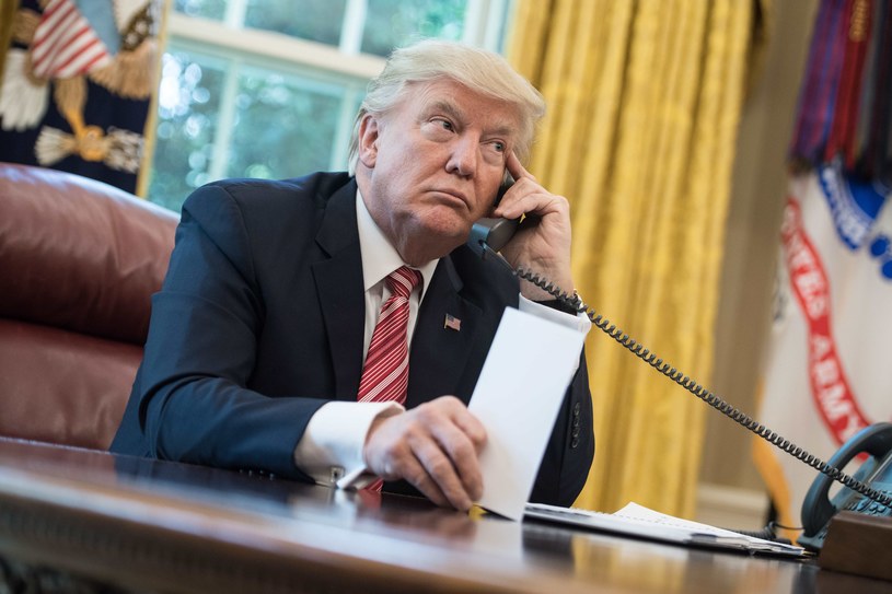 Donald Trump rozmawia przez telefon /AFP