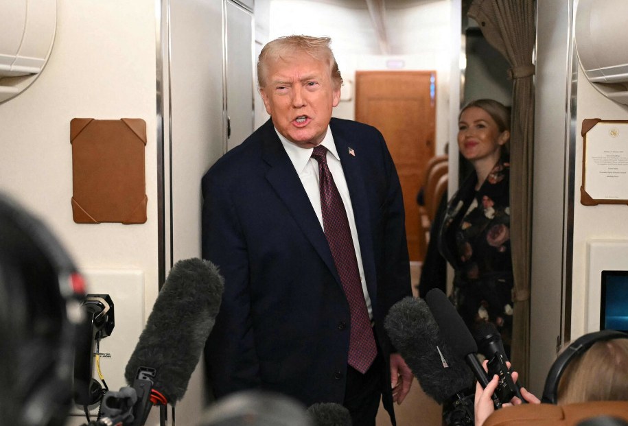 Donald Trump rozmawia z dziennikarzami na pokładzie Air Force One, 11 stycznia 2026 /ANDREW CABALLERO-REYNOLDS/AFP/East News /East News