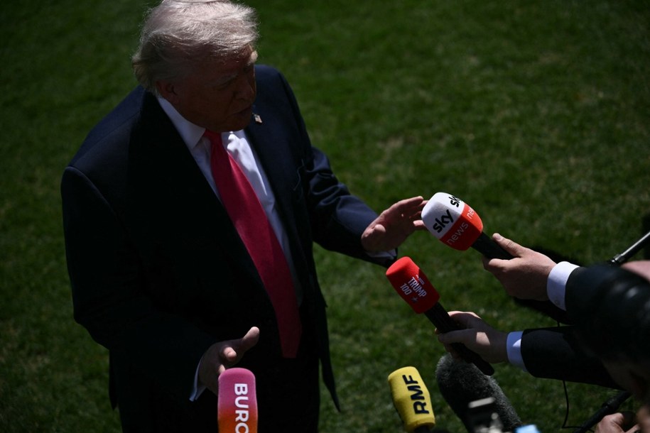 Donald Trump rozmawia z dziennikarzami w czwartek 16 kwietnia 2026 roku przed wejściem na pokład Marine One /BRENDAN SMIALOWSKI/AFP/East News /East News