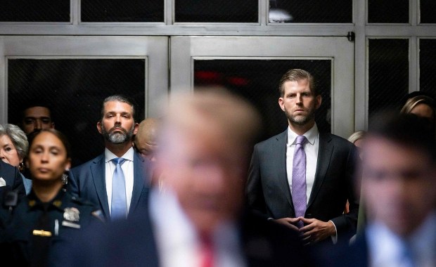 Donald Trump rozpoczął wojnę z Iranem. Skorzystać na niej mogą... jego synowie