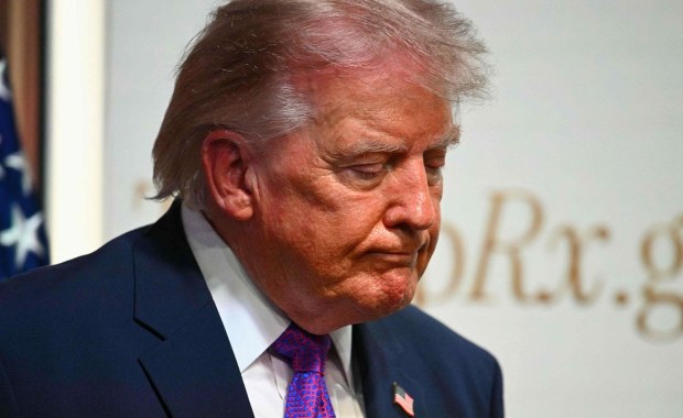 Donald Trump tonie w sondażach. Amerykanie mają dość wojny i drożyzny