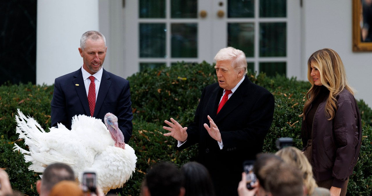 DONALD TRUMP UŁASKAWIAŁ DWA INDYKI