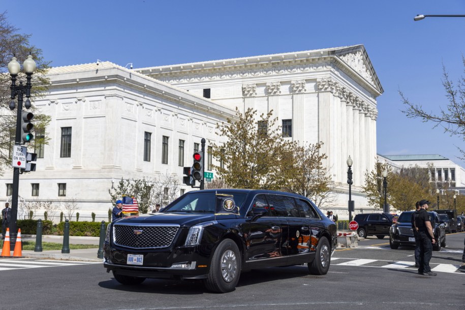 Donald Trump w limuzynie pod Sądem Najwyższym USA /EPA/JIM LO SCALZO