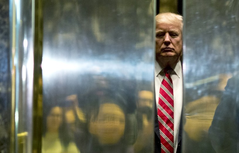 Donald Trump w windzie Trump Tower podczas rozmów dot. stanowisk w nowej administracji, styczeń 2017 /DOMINICK REUTER /AFP
