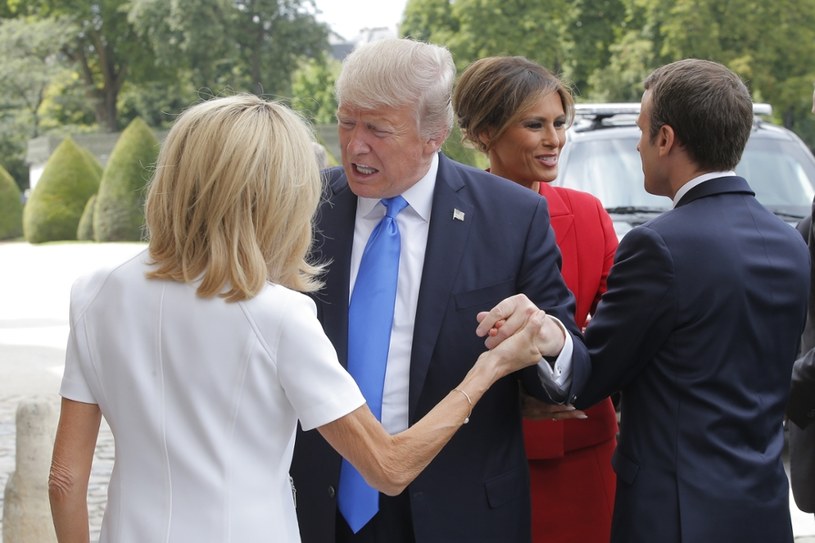 Donald Trump wita się z Brigitte Macron /East News