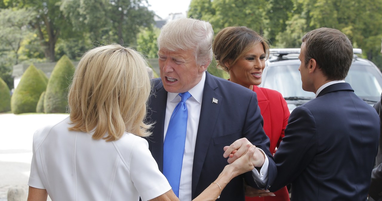 Donald Trump wita się z Brigitte Macron /East News