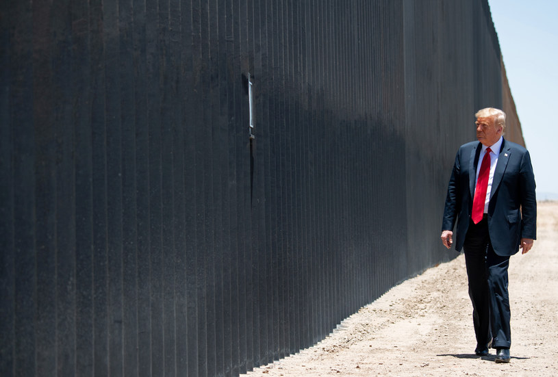 Donald Trump wizytuje ogrodzenie na granicy z Meksykiem /AFP