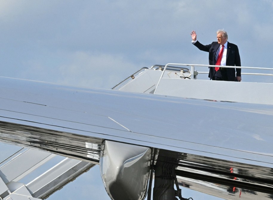 Donald Trump wsiada na pokład Air Force One /ROBERTO SCHMIDT/AFP/East News /East News