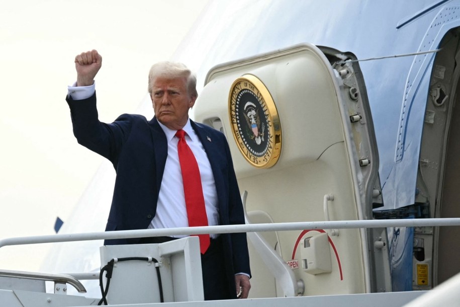 Donald Trump wsiadający na pokład Air Force One /MANDEL NGAN/AFP/East News /East News