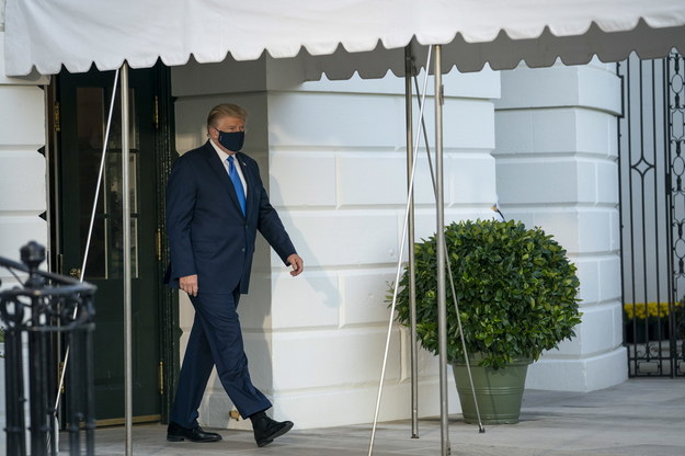 Donald Trump wychodzi z Białego Domu, by wsiąść na pokład śmigłowca, który odwiezie go do szpitala /SARAH SILBIGER / POOL /PAP/EPA