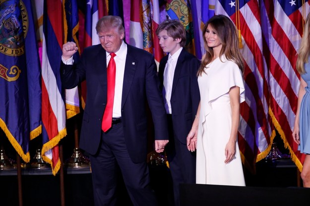 Donald Trump z synem Barronem i żoną Melanią w siedzibie sztabu wyborczego Trumpa w Nowym Jorku, tuż po zwycięstwie w wyborach prezydenckich /SHAWN THEW    /PAP/EPA