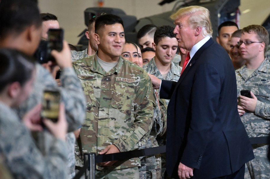 Donald Trump z żołnierzami w 2018 roku /NICHOLAS KAMM/AFP/East News /East News