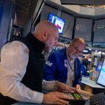 Donald Trump zawraca rynki. Ceny ropy runęły, dolar traci do euro