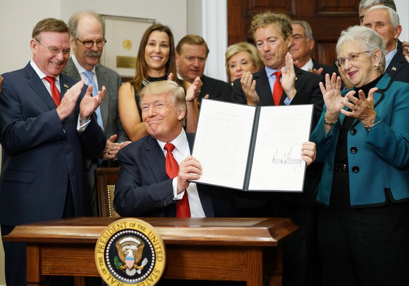 Donald Trump ze świeżo podpisanym dekretem /AFP