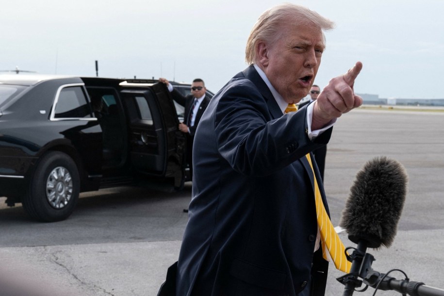 Donald Trump zwraca się do dziennikarzy przed wejściem na pokład Air Force One w Palm Beach, 2 maja 2026 roku /ROBERTO SCHMIDT/Getty AFP/East News /East News