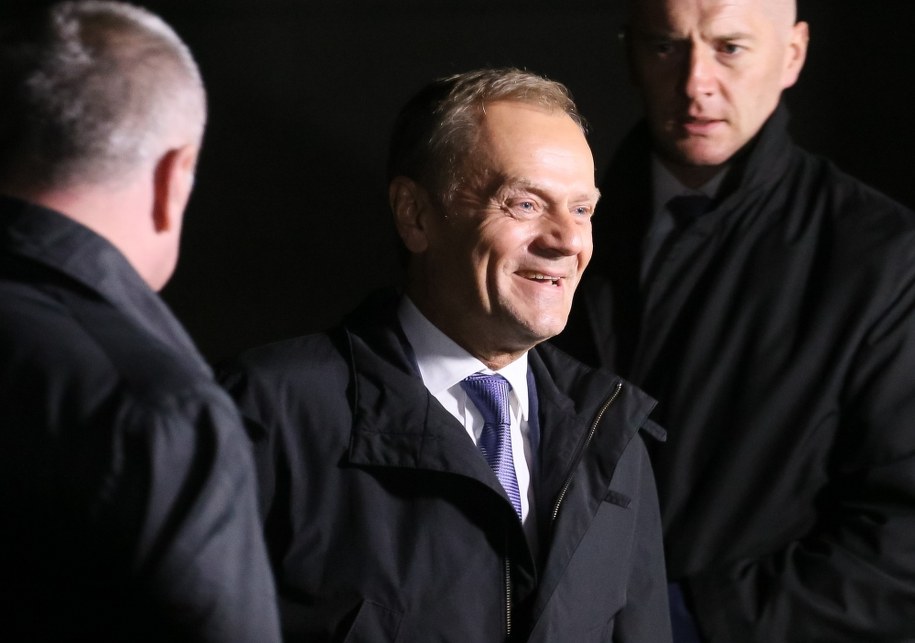 Donald Tusk (C) po wyjściu z wydziału ds. wojskowych Prokuratury Okręgowej w Warszawie /Paweł Supernak  /PAP