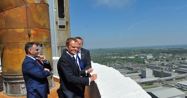 Donald Tusk (C), prezes ZCh Police Krzysztof Jałosiński (P) i minister skarbu Włodzimierz Karpiński /PAP