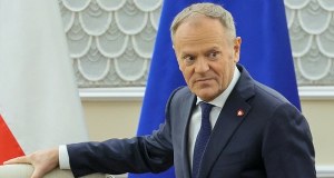 Donald Tusk dostał żółtą kartkę od wyborców. Najnowszy sondaż