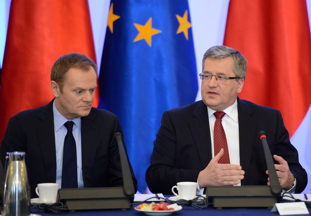 Donald Tusk i Bronisław Komorowski podczas posiedzenia Rady Gabinetowej /Jacek Turczyk /PAP