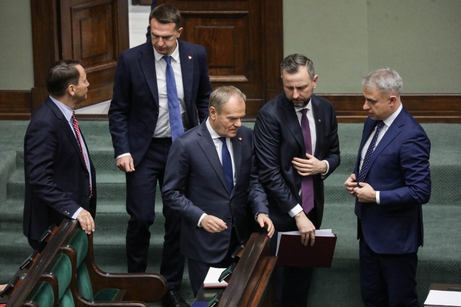 Donald Tusk i członkowie jego rządu na sali sejmowej /Tomasz Gzell    /PAP