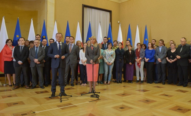 Donald Tusk i Elżbieta Bieńkowska na konferencji promującej rocznicowy spot /PAP/Radek Pietruszka    /PAP