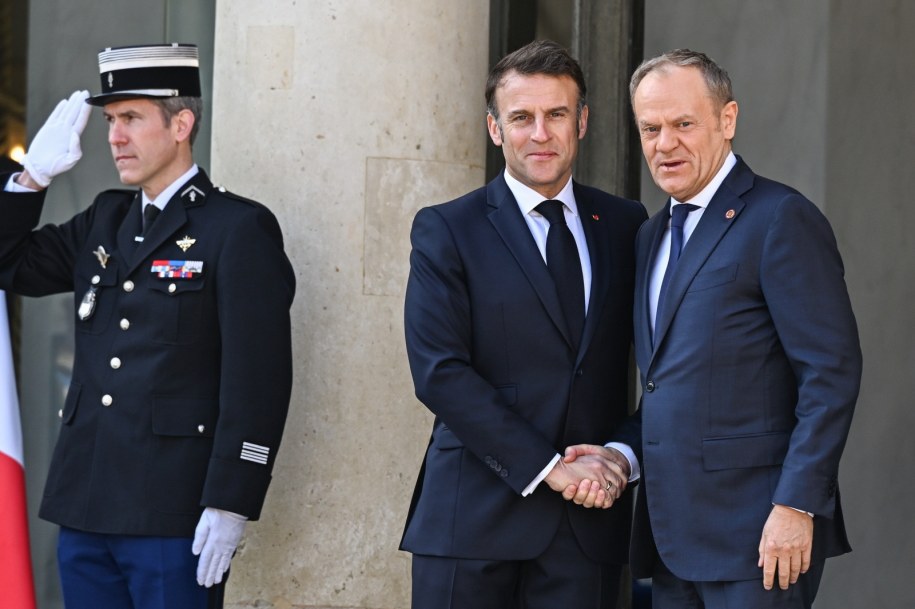 Donald Tusk i Emmanuel Macron podczas powitania przed Pałacem Elizejskim w Paryżu /Radek Pietruszka /PAP