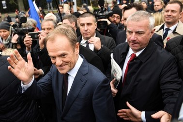 Donald Tusk i Grzegorz Schetyna przed Belwederem: Kochamy Cię Polsko 