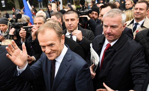 Donald Tusk i Grzegorz Schetyna przed Belwederem: Kochamy Cię Polsko 