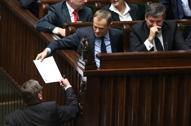 Donald Tusk i Janusz Piechociński podczas debaty przed głosowaniem nad nowelizacją ustawy o lasach /Rafał Guz /PAP