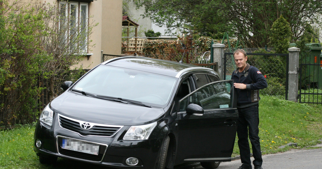 Donald Tusk i jego Toyota Avensis w 2010 roku /Press Photo Center /East News