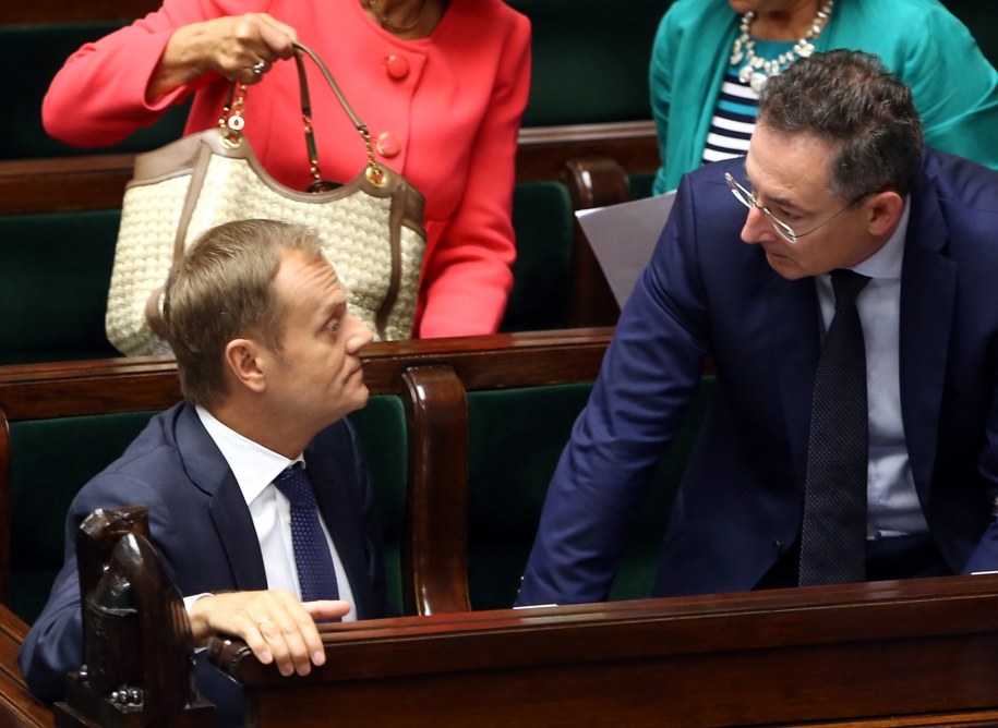 Donald Tusk i minister spraw wewnetrznych Bartłomiej Sienkiewicz /Tomasz Gzell    /PAP