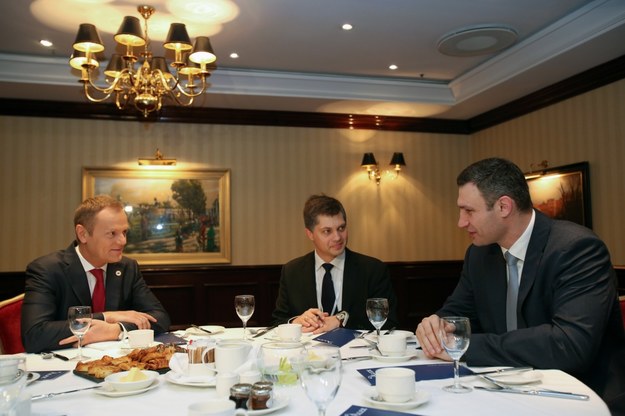 Donald Tusk i przewodniczący ukraińskiej partii UDAR Witalij Kliczko podczas śniadania roboczego w Dublinie /Leszek Szymański /PAP/EPA