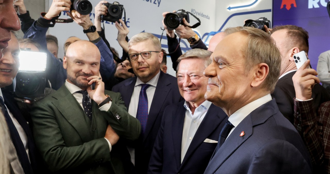 Donald Tusk i Rafał Brzoska na spotkaniu w budynku Giełdy Papierów Wartościowych w Warszawie. /Jacek Dominski/REPORTER /East News