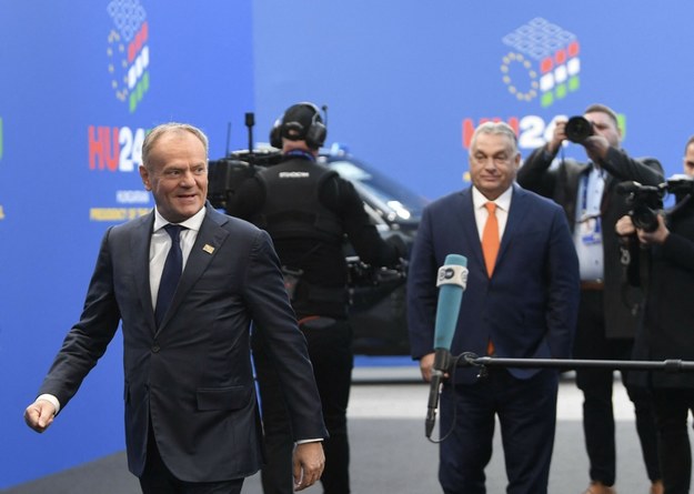 Donald Tusk i Viktor Orban na Szczycie Europejskiej Wspólnoty Politycznej w Budapeszcie, 8 listopada 2024 r. /FERENC ISZA/AFP/East News /East News