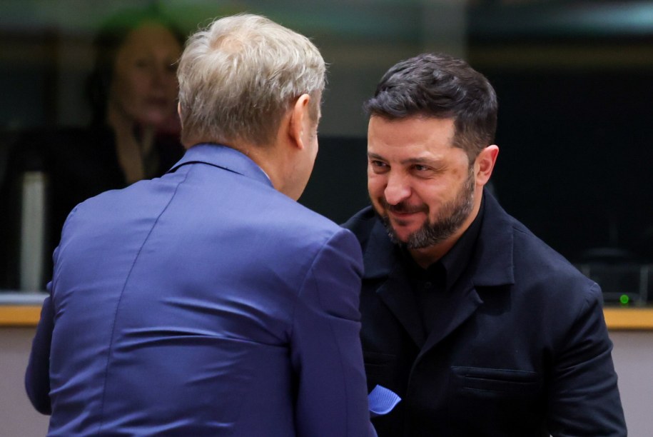 Donald Tusk i Wołodymyr Zełenski podczas unijnego szczytu w Brukseli /EPA/YVES HERMAN  /PAP/EPA