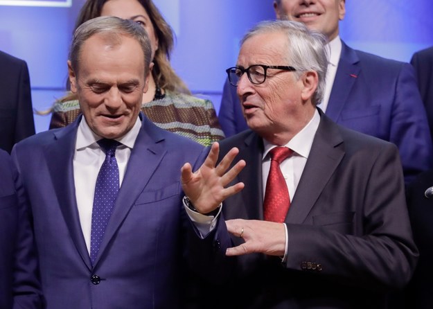 Donald Tusk (L) i szef Komisji Europejskiej  Jean-Claude Juncker /OLIVIER HOSLET /PAP/EPA